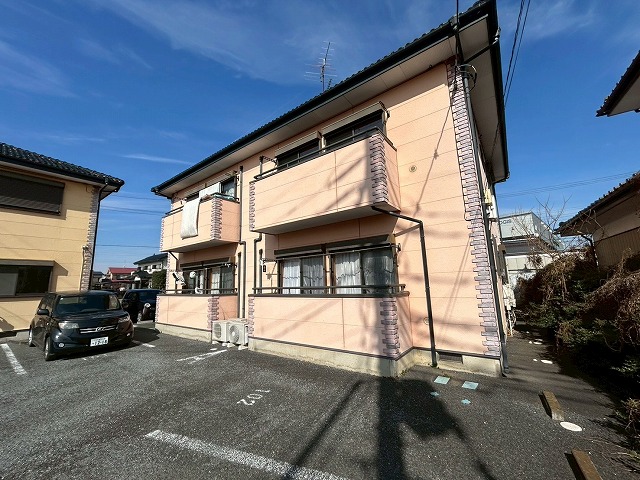 古河市でアパートの外壁劣化を現地調査 チョーキング現象と鉄部腐食のメンテナンス提案