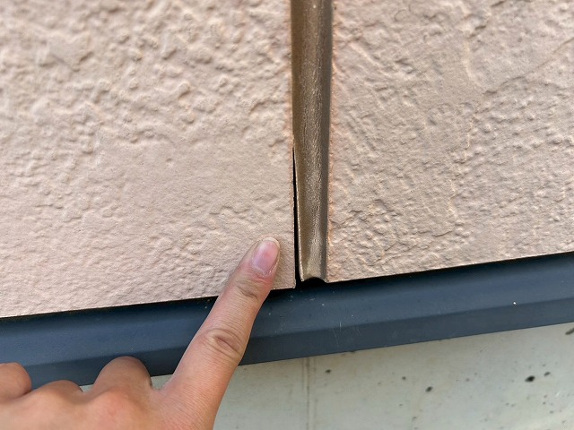 目地に隙間ができている写真