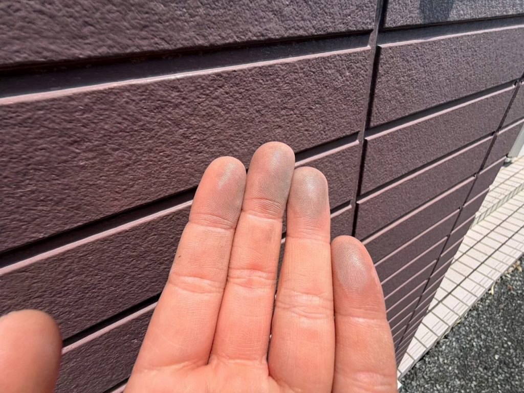 指に付いた外壁の粉