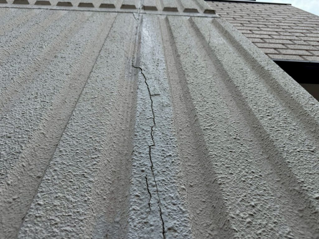 縦方向の外壁ひび