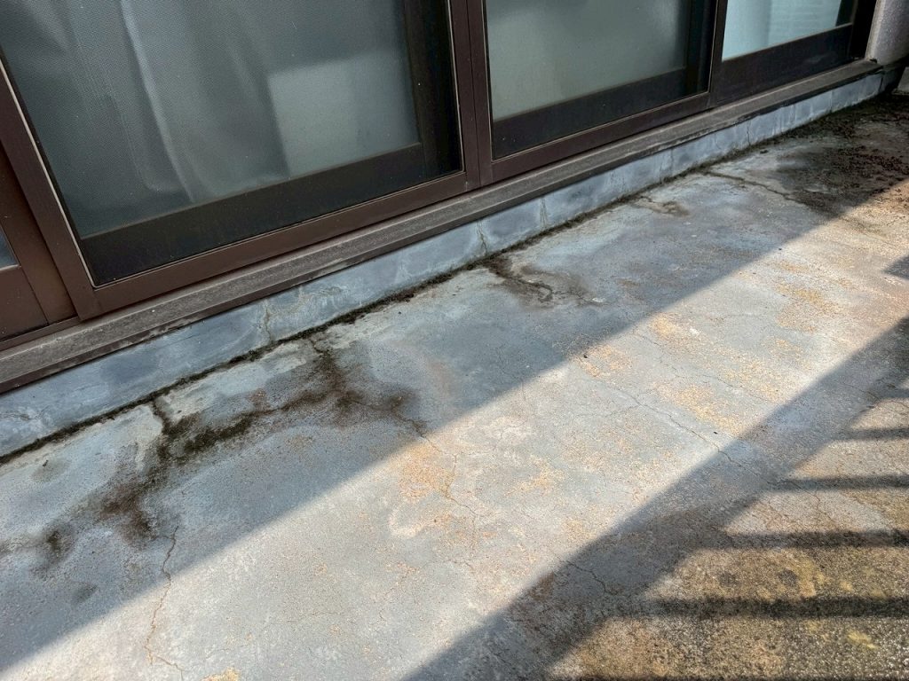 ベランダ床の汚れ