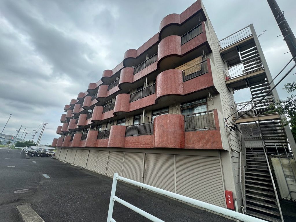 龍ケ崎で外壁塗装前に確認したひび割れ・鉄部の錆び・防水層の劣化が進む建物調査