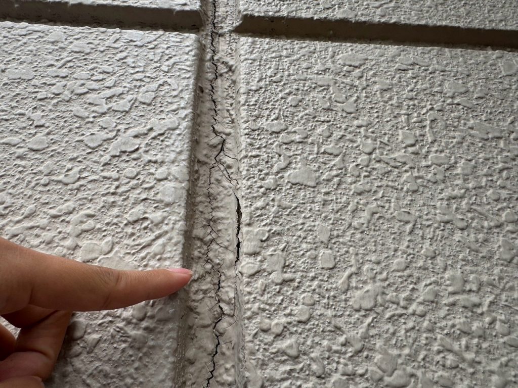 外壁目地の縦ひび