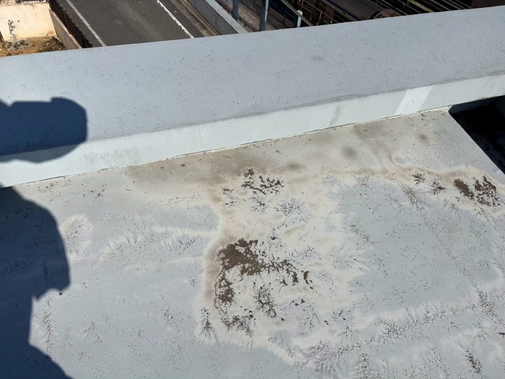 防水層の膨れた表面