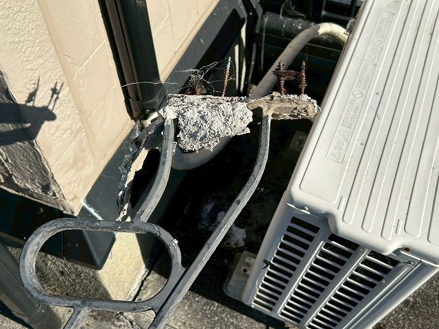 錆が付着しているビスの写真