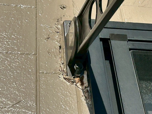 物干し金具まわりの外壁がひび割れている写真