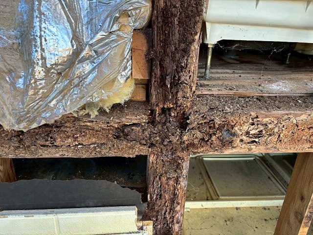 今にも崩れてしまいそうな内部木材の写真