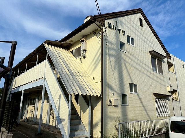 取手市で外壁修繕調査、外壁のチョーキングと破風板の剥がれ、屋根全体の色あせを確認