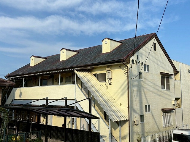 集合住宅の全景と屋根