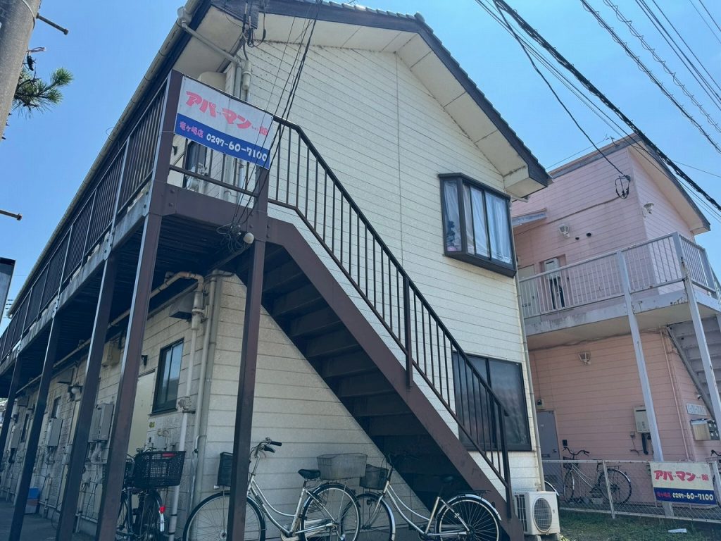龍ケ崎市で外壁塗装調査、鉄骨階段の錆と外壁目地割れ・チョーキングを確認