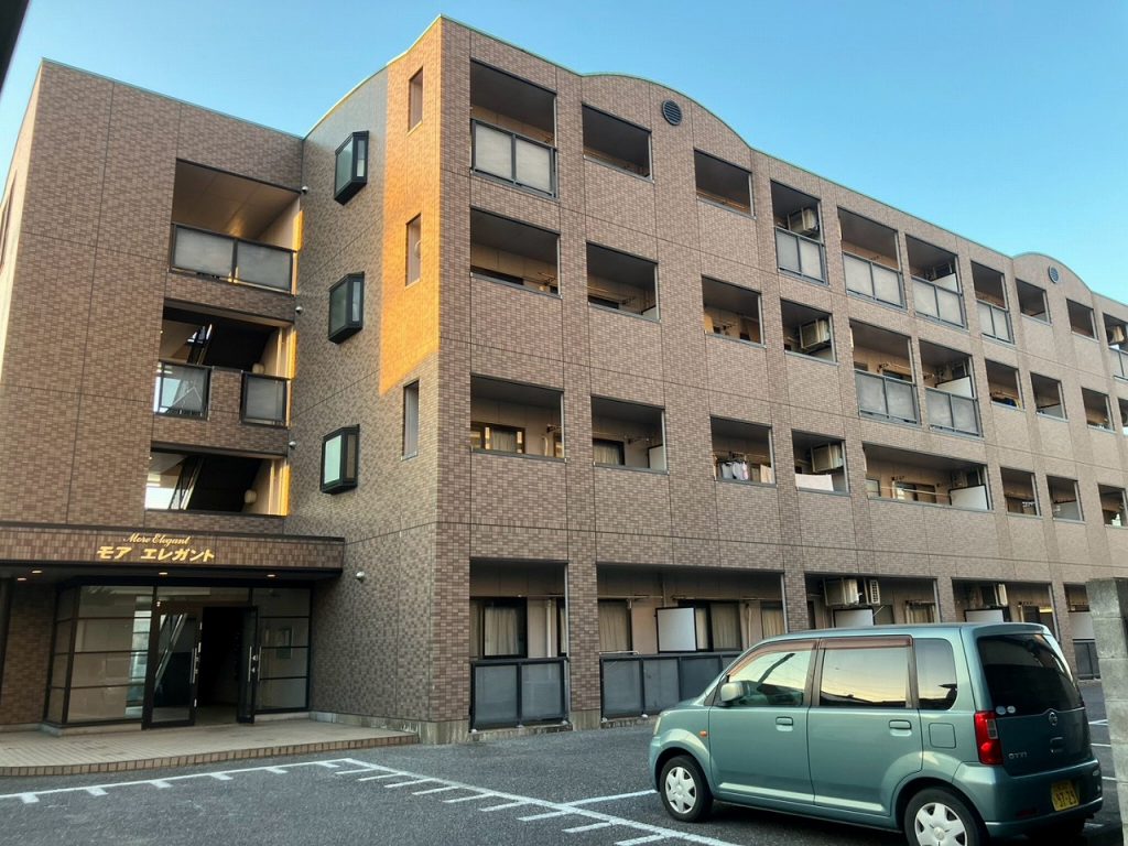 牛久市で防水工事の現地調査、屋上防水の剥がれと継ぎ目の口開き、軒天の雨染みを確認