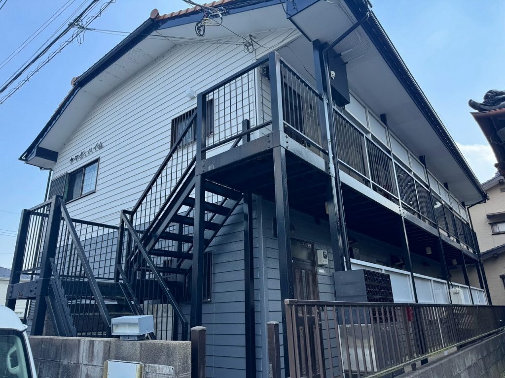 龍ケ崎で外壁塗装前に確認したチョーキングやひび割れ、鉄部の錆が進んだ建物の現地調査