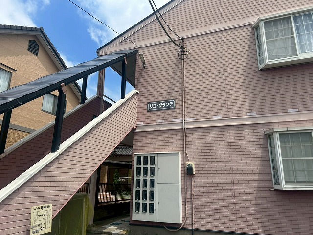 龍ケ崎市で外壁塗装前の現地調査を実施、外壁のひび割れやコーキング破断、鉄部の錆を確認