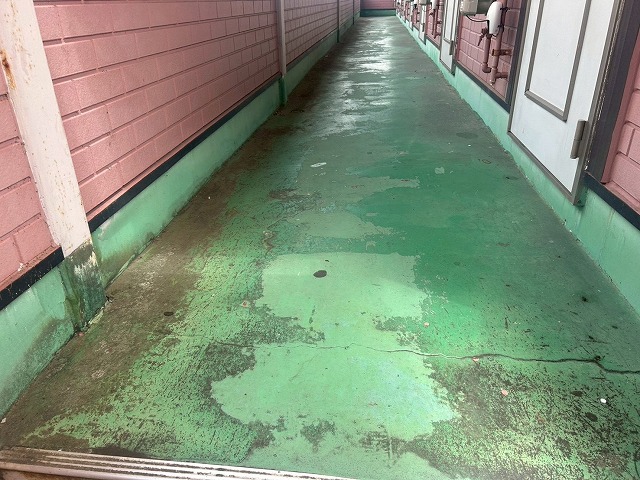通路床の塗膜剥がれ