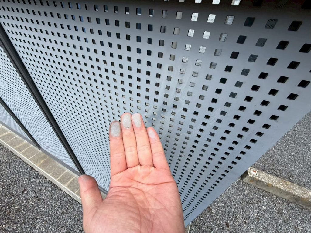 門扉塗膜の粉化