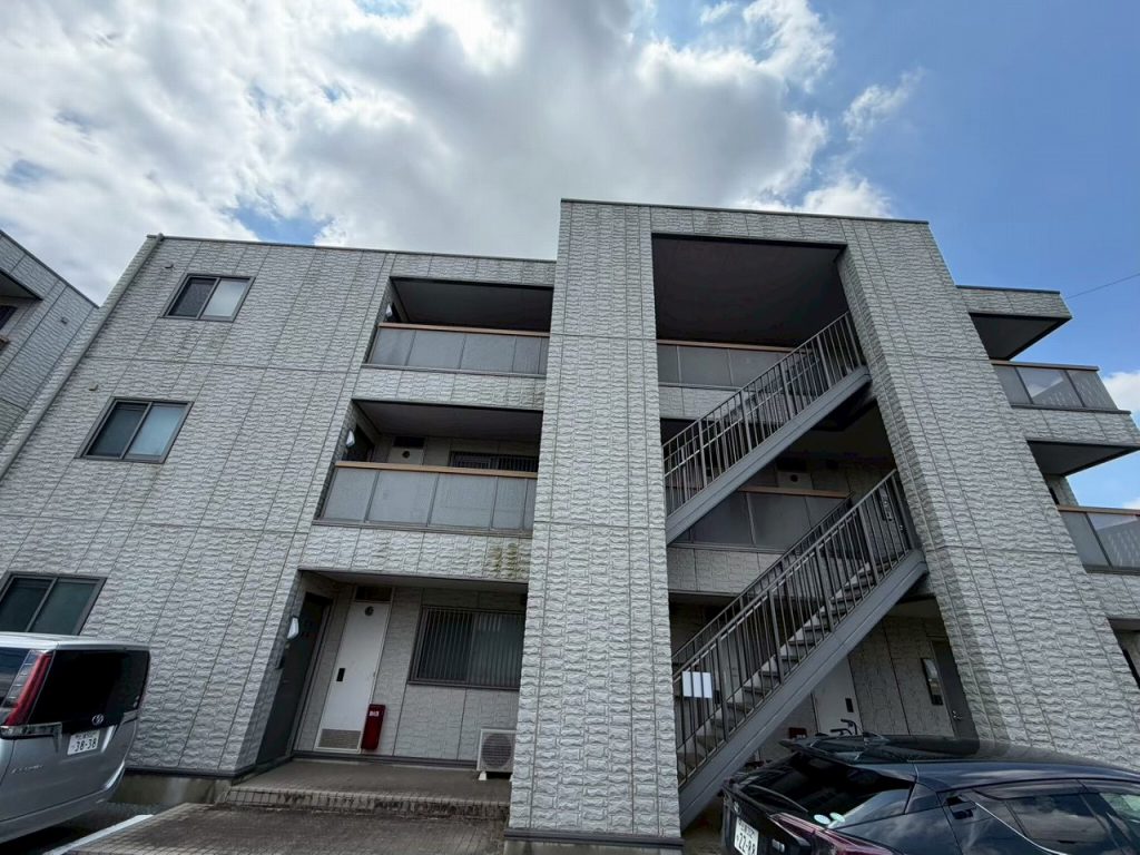 龍ケ崎市で外壁修繕の現地調査、外壁のチョーキングと目地のひび割れ・床際の隙間を確認