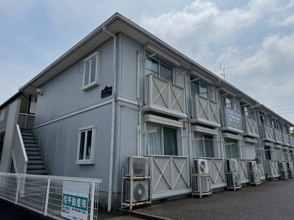 龍ケ崎市で外壁塗装前に調査したチョーキングや苔汚れ、シーリング劣化が見られたアパート外装の状態