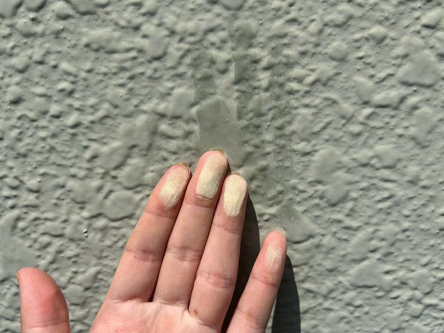 龍ケ崎市で外装工事調査、外壁のチョーキングと目地コーキング劣化、軒天の汚れを確認