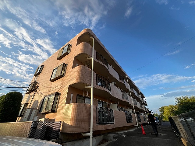 建物妻側の外観
