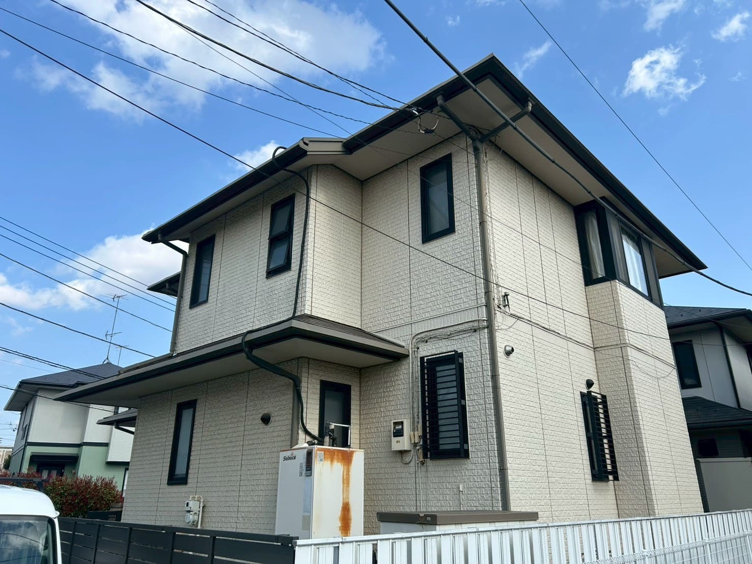 ２階建て住宅の屋根・外壁に色あせとチョーキング現象…今がメンテナンスのタイミングか現地調査で確認！