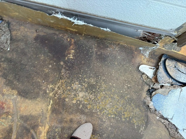 土浦市で木造戸建てのベランダ現地調査　腐食による雨漏れと落下リスクへの改善提案