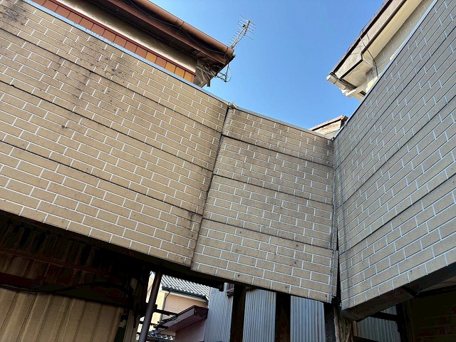 外壁が崩れている写真