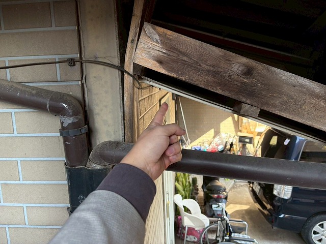 染みている箇所に指をさしている写真