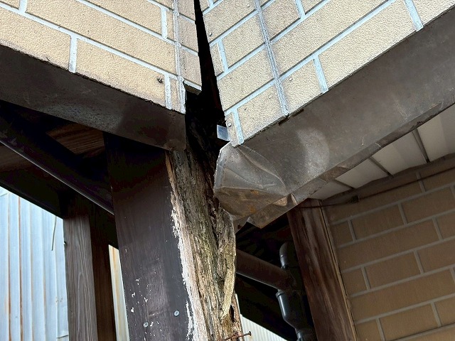 柱が腐食している写真