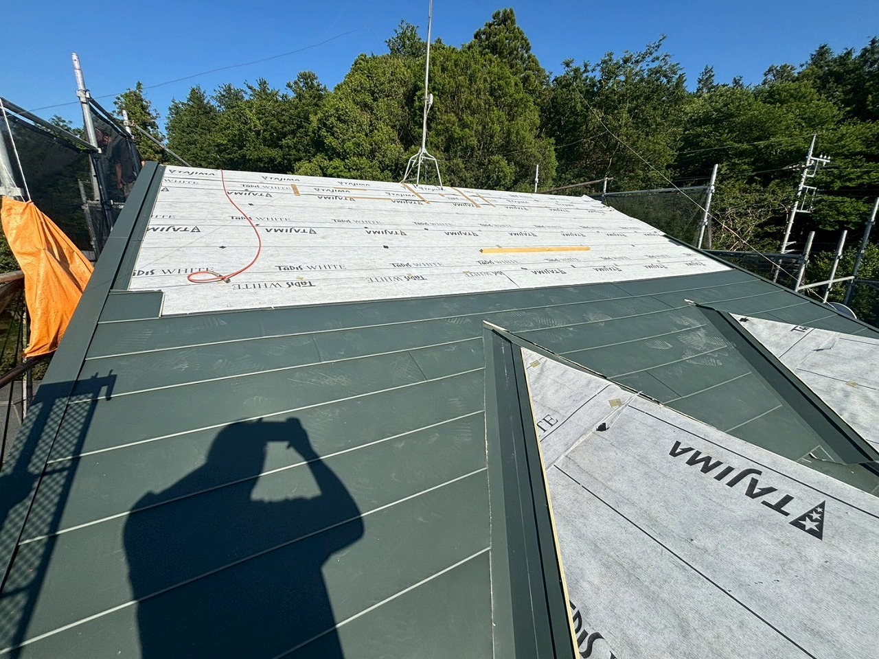 防水層を広い範囲へ展開し、次工程へつなぐ