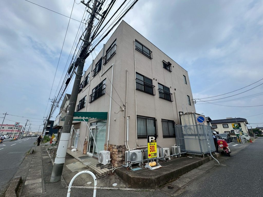 龍ケ崎市で外壁塗装前に調査、外壁のひび割れや窓まわりの劣化、雨樋まわりの隙間を確認