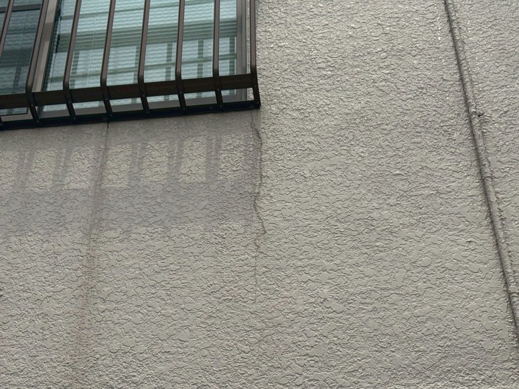 外壁の縦ひび割れ