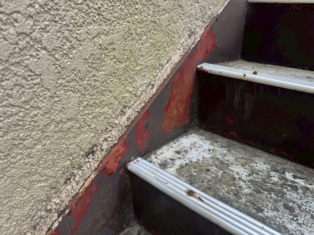 階段鉄部の塗膜剥がれ