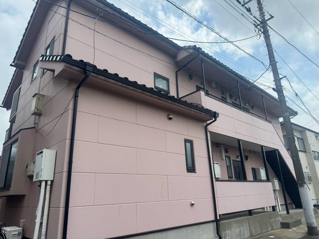 龍ケ崎で外壁塗装前に確認したチョーキングとひび割れ、鉄部の錆が進む外装調査