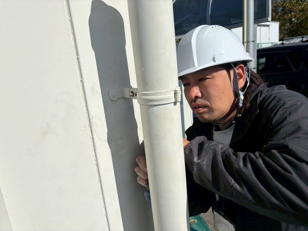 竪樋取り外し作業中