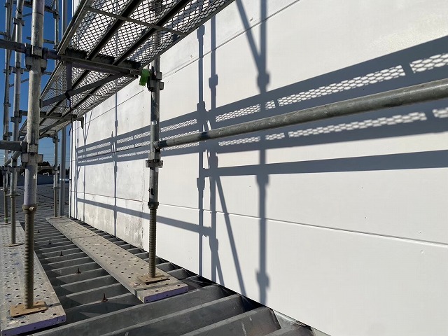 新しいサイディングの張り付け作業