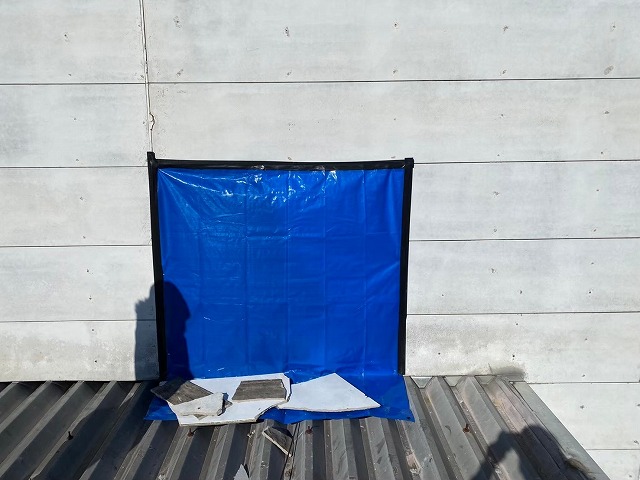 応急処置としてブルーシートで養生