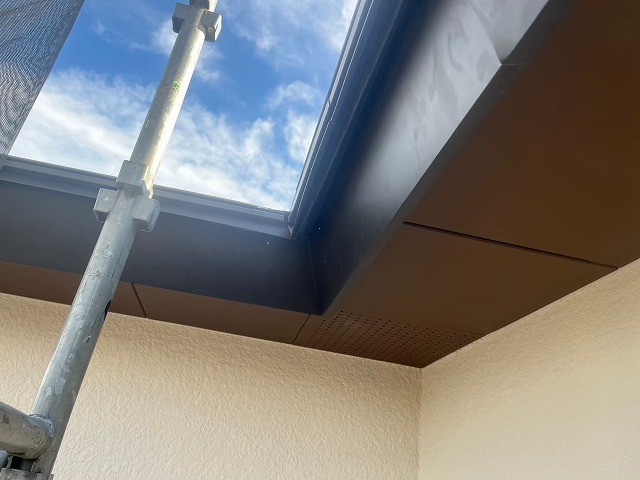 カバー工法による破風板の仕上げ