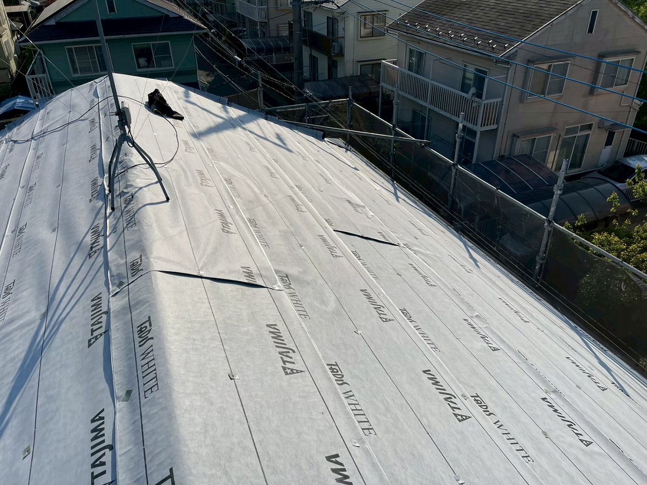 屋根全面への防水紙施工と重ね代の確保