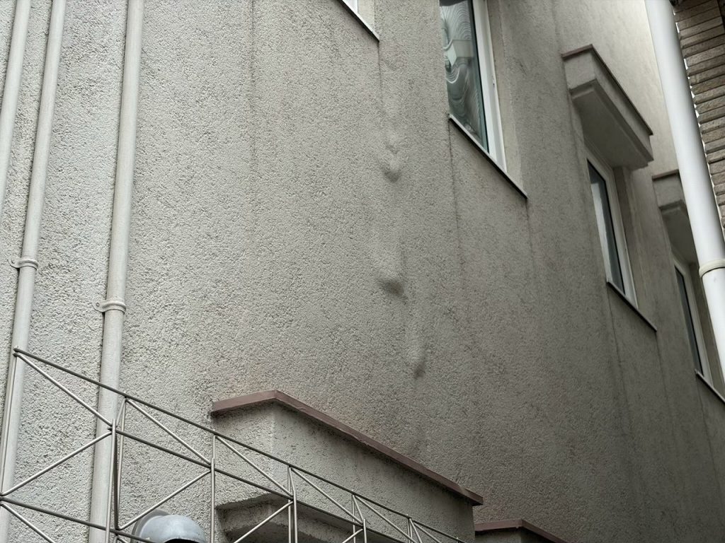外壁に生じた塗膜膨れ