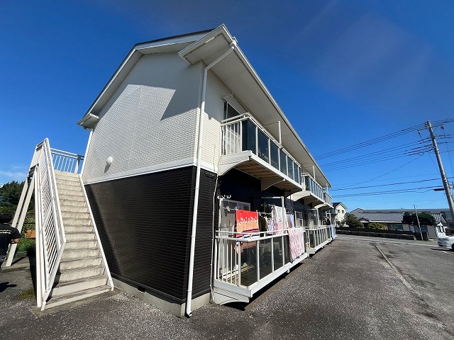 妻側から見た建物外観