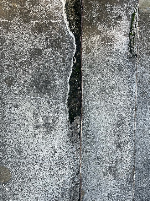 階段踏面のひび割れ