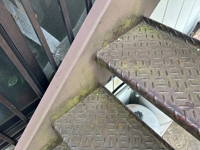 階段鉄部の汚れ