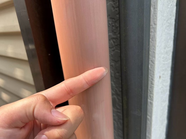 色あせた縦樋