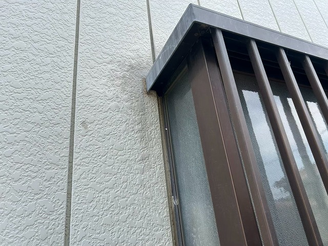 窓上外壁の汚れ