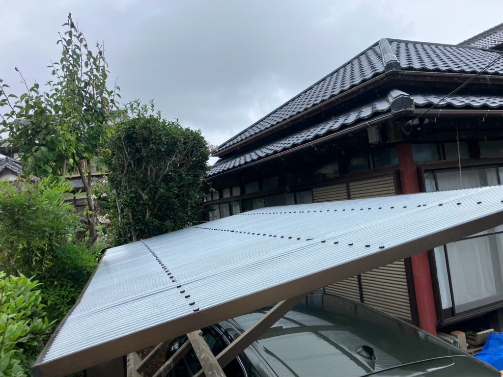 新しいポリカの施工中