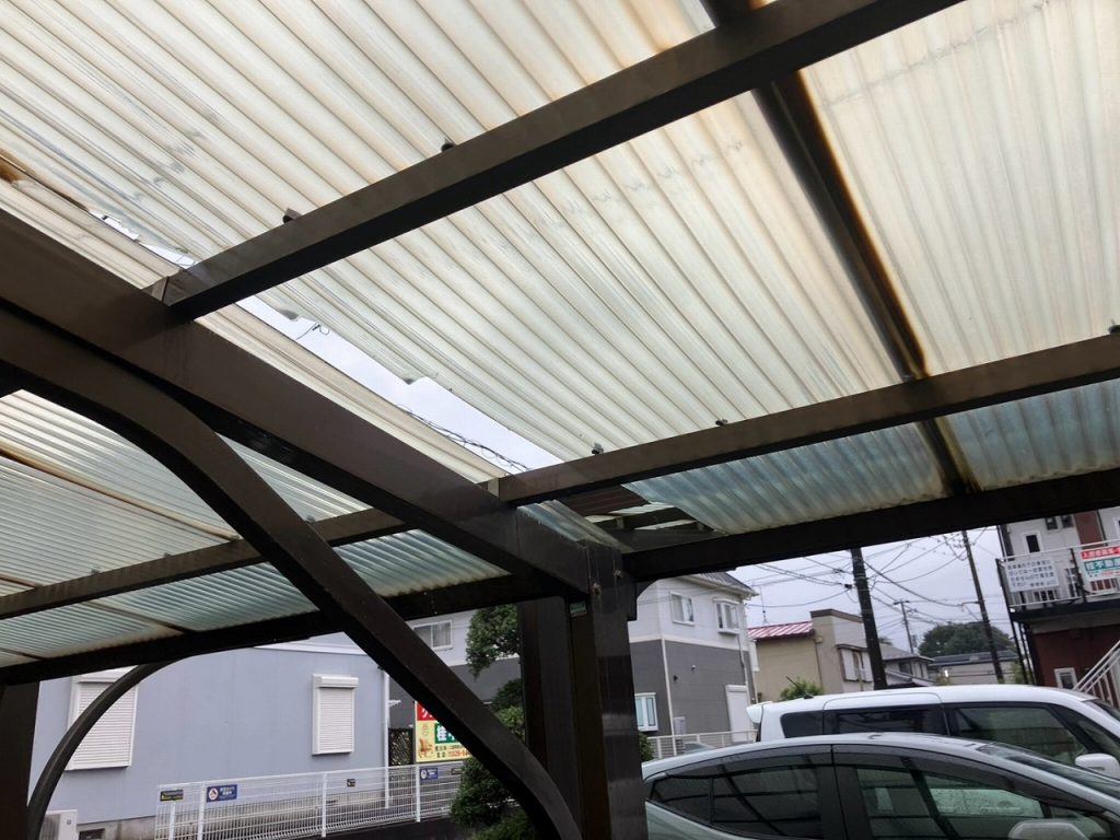 龍ケ崎市で外壁塗装工事前に確認したカーポート屋根の割れと波板の脱落状況