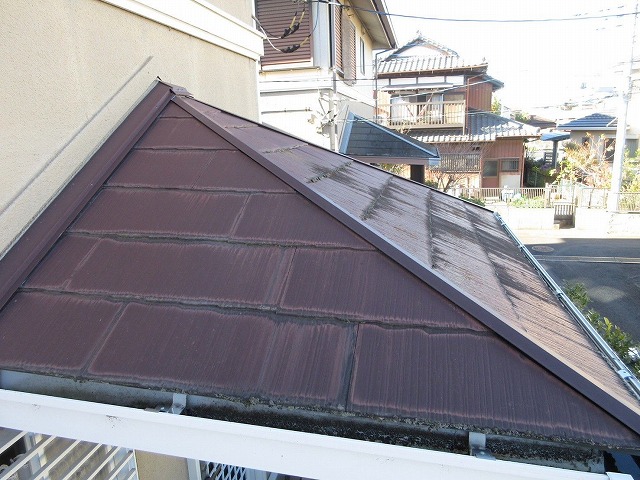 別角度の色褪せた屋根画像