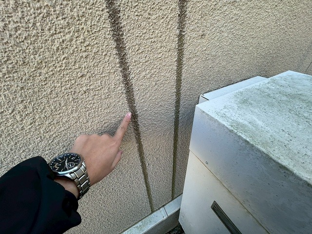 目地の汚れを指さす画像