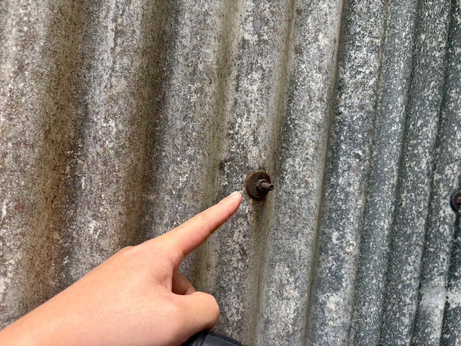 北茨城の工場で雨漏れ調査｜アスベスト波板屋根・外壁の劣化とガルバニウム鋼板カバー工法のご提案