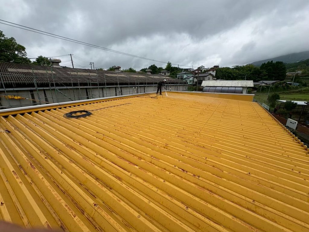 工場の折半屋根全景